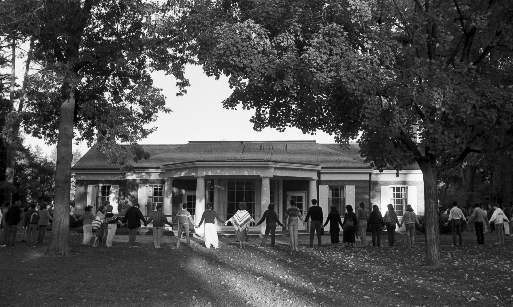 Students encircle the Alumni House in a silent vigil during the October 1985 Trustees meeting